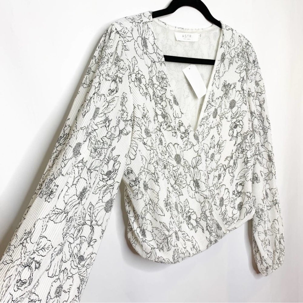 Astr The Label Plisse surplus top Size M NWT - Picture 4 of 11